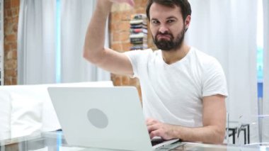Başparmak aşağı sevmeme ve yakın kadar reddetme sakallı adam tarafından