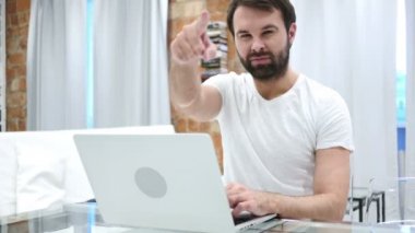 Sakallı adam, portre fotoğraf makinesi ile parmak, doğru işaret
