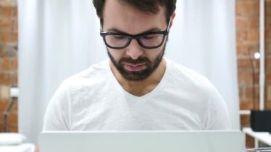 Genç adam üstünde Laptop çalışma gece sakal