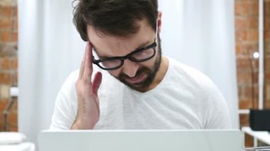 Baş ağrısı, iş stresinin adamla sinirli yorgun sakal