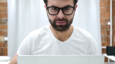 İş yerinde genç sakallı adam tarafından iyi jest