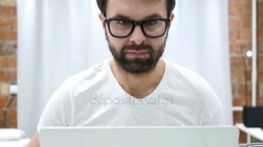 Evet genç sakallı adam tarafından iş yerinde katılıyorum kafa sallayarak