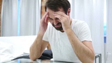 Depresyon, baş ağrısı, sakallı adam evde vurguladı
