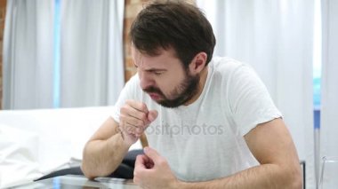 Öksürük, evde oturan hasta sakallı adam