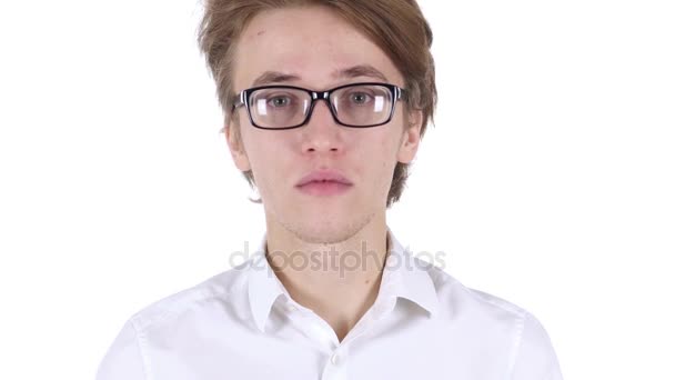 Porträt eines Mannes mit Brille, der Zurückweisung, Verweigerung gestikuliert — Stockvideo