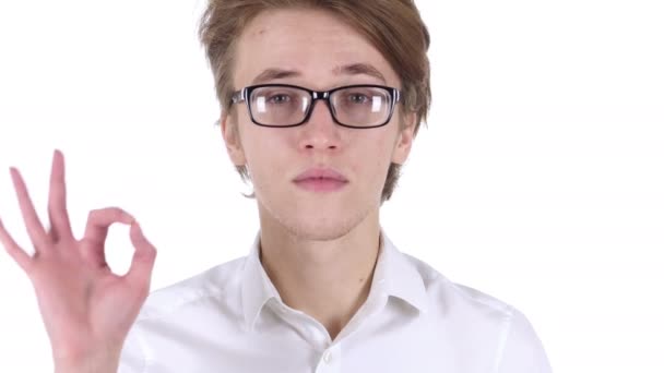 Retrato del hombre en gafas Gestos Signo de Okay — Vídeos de Stock