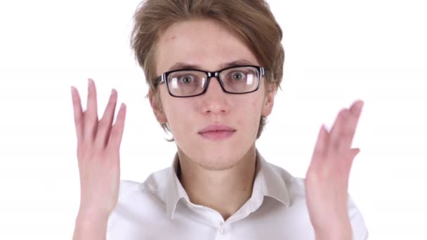 Retrato del hombre con gafas que sugiere frustración e ira — Vídeo de stock