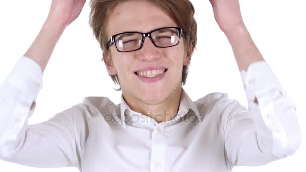 Porträt eines schreienden Mannes mit Brille, der verrückt spielt — Stockvideo