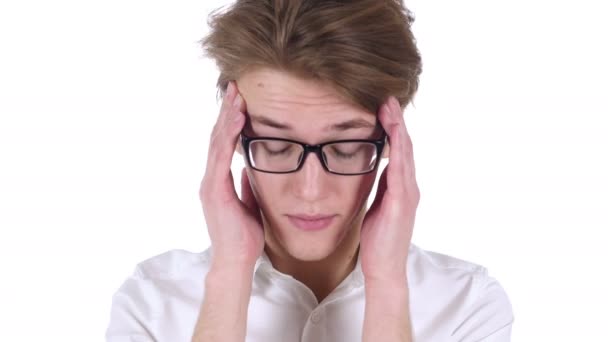 Porträtt av Man i glasögon gestikulerande huvudvärk, Stress — Stockvideo