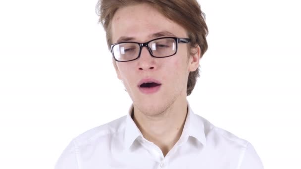 Hombre con gafas bostezando en la oficina — Vídeos de Stock