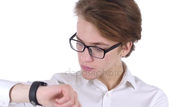 戴眼镜的人用 Smartwatch 浏览, 白色背景 — 图库视频影像