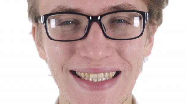 Primer plano de la cara sonriente del hombre, fondo blanco — Vídeos de Stock