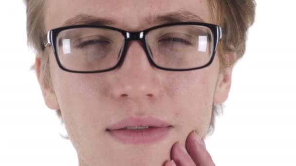 Primer plano de dolor de muelas, Hombre con gafas con dolor Fondo blanco — Vídeo de stock