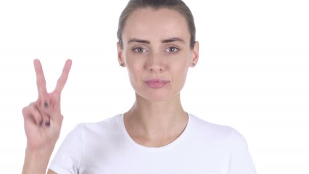 Retrato da Mulher de Idade Média Gesturing Victory Sign — Vídeo de Stock