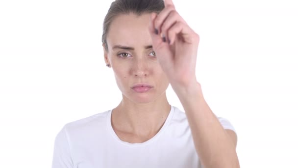 Portrait de femme pointant du doigt à la caméra au bureau — Video