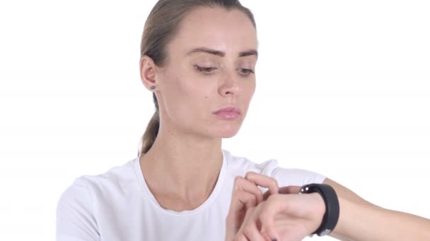 Středního věku Womanusing Smartwatch pro procházení, bílé pozadí — Stock video