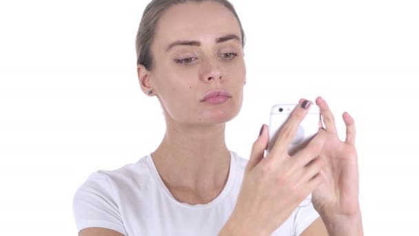 Moyen Age Femme Travail Navigation sur Smartphone dans le bureau — Video