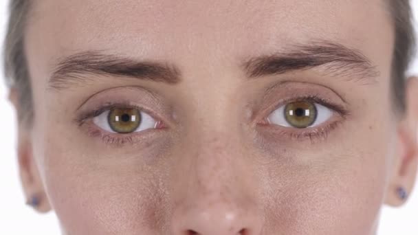 女性の美しい目を点滅のクローズ アップ — ストック動画