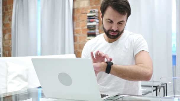 Barba Hombre Usando Smartwatch para Navegar, Email y Mensajes — Vídeo de stock