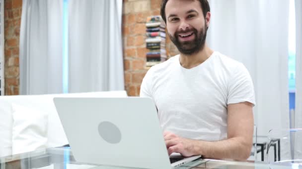 Primer plano de sonriente positivo joven barba hombre modelo en casa — Vídeo de stock