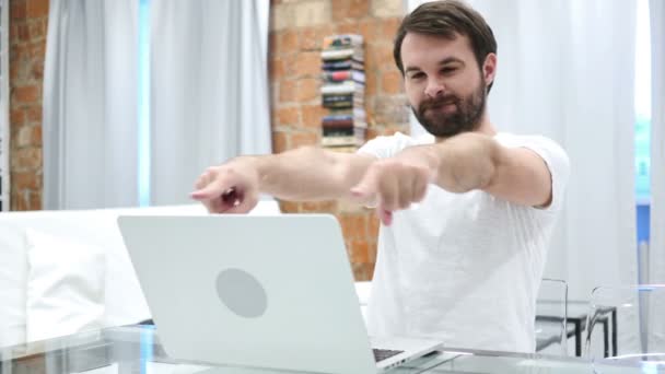 Joven barba hombre escuchar música en el ordenador portátil y bailando — Vídeo de stock