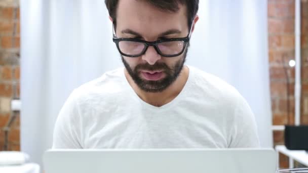 Πορτρέτο του άρρωστος άνθρωπος βήχα, ενώ εργάζονται για το Laptop — Αρχείο Βίντεο