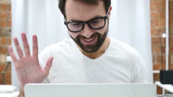 Chat de vídeo en línea por el hombre Barba Creativa guapo — Vídeos de Stock