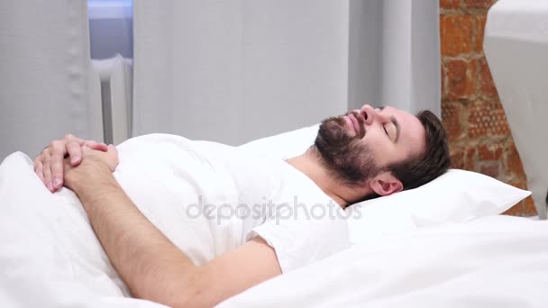 Pensando, hombre barba pensativo soñando mientras está en la cama — Vídeos de Stock