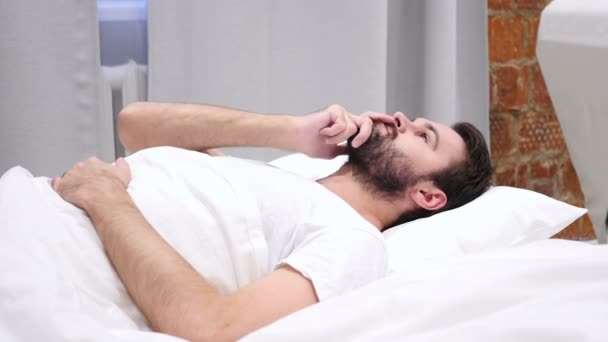 Человек в постели, мыслящий и воображающий по ночам — стоковое видео