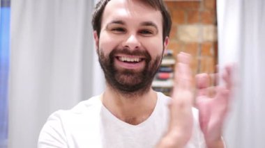 Mutlu yakışıklı sakallı adam, alkış alkış