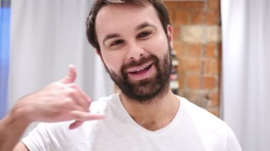 Bizi, genç adam el hareketi Office yardımında arayın