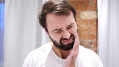 Diş ağrısı, diş enfeksiyonu olan sakallı adam