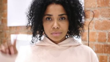 Çöp için parmak sallayarak Afro-Amerikan kadın portresi