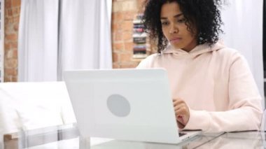 Genç Afro-Amerikan kadın müzik dinlemek ve evde dans