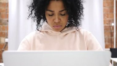 Soar boğaz, öksürük, evde oturmuş Afro-Amerikan kadın hasta