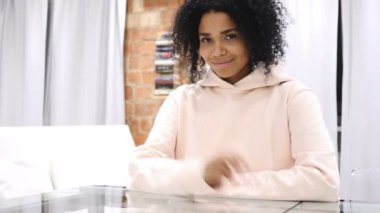 Afro-Amerikan kadın el hareketi zafer işareti, kapalı portresi