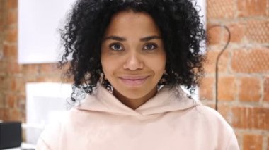 Gülümseyen Office kamerada bakarak Afro-Amerikan kadın portresi