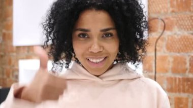 Afro-Amerikan kadın el hareketi başparmak yukarı, kapalı portresi