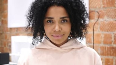 Afro-Amerikan kız, Merhaba jesti konuksever portresi