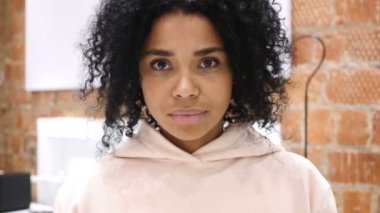 Afro-Amerikan kadın davet müşteriler her iki el ile portresi