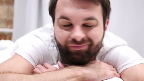 Ні, крупним планом з бородою Чоловік трясе голову у відмові, лежачи в ліжку — стокове відео