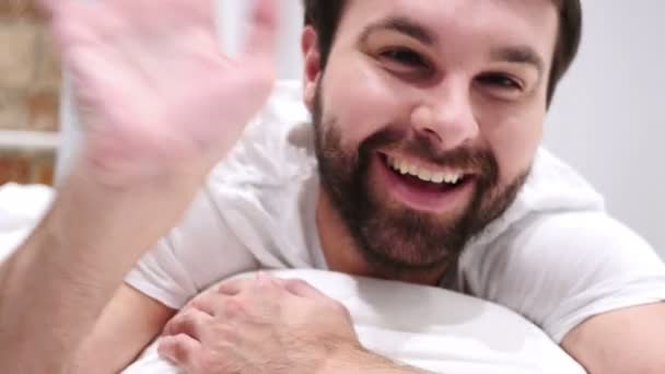 Chat vidéo en ligne sur ordinateur portable par Beard Man couché dans le lit la nuit — Video