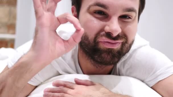 Ok gesti da giovane uomo barba sdraiato a letto — Video Stock