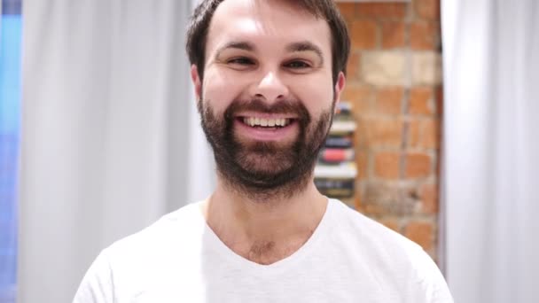 Porträtt av leende skägg mannen tittar på kameran i Office — Stockvideo