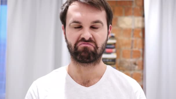 Close-up de chorando triste barba homem sentindo-se perturbado, lágrimas — Vídeo de Stock