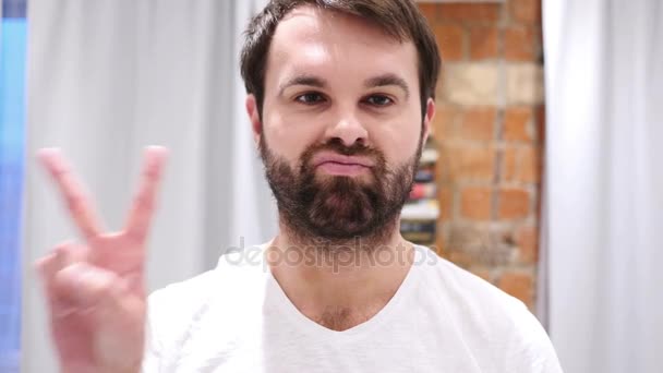 Retrato del hombre de la barba Gesturing Victory Sign, Indoor — Vídeos de Stock