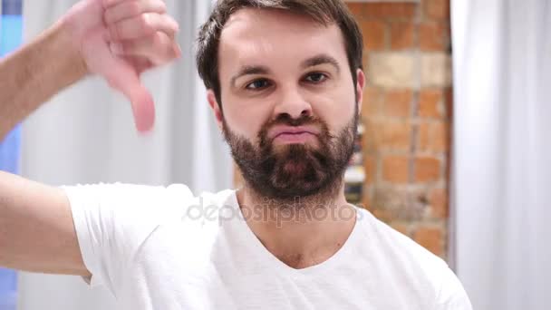 Retrato de homem barba Gesturing polegares para baixo, interior — Vídeo de Stock