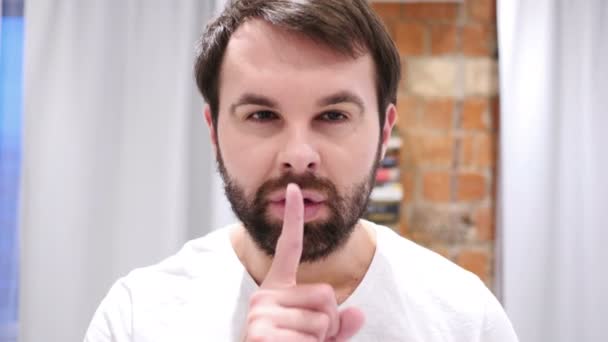 Portret mężczyzny broda gestykulacji ciszy, palec na ustach, kryty — Wideo stockowe