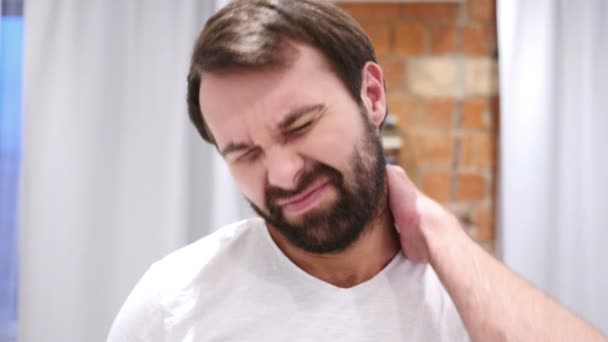 Homme barbu avec douleur grave au cou, intérieur — Video