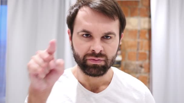 Podobizna muže Beard ukázal na kameru v úřadu — Stock video